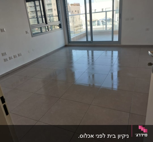 רצפה מבריקה ונקייה בחדר ריק עם חלון גדול